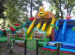 Zabawy na dmuchańcach w ogrodzie przedszkolnym